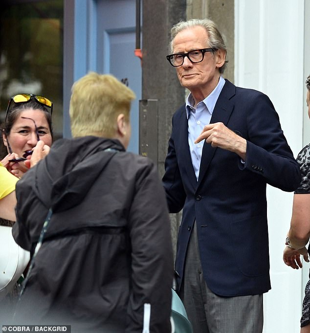 Saludando a su público: En Love Actually, se robó cada escena como la estrella de rock envejecida Billy Mack, y Bill Nighy, de 72 años, es igual de cautivador para sus fans en la vida real.