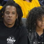 Blue Ivy Carter Nails Courtside Style en una chaqueta de cuero y "Chica de piel morena" Camiseta de manga corta