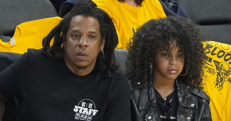 Blue Ivy Carter Nails Courtside Style en una chaqueta de cuero y "Chica de piel morena" Camiseta de manga corta