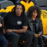 Blue Ivy se parece a Beyoncé junto a la cancha con Jay-Z en las finales de la NBA