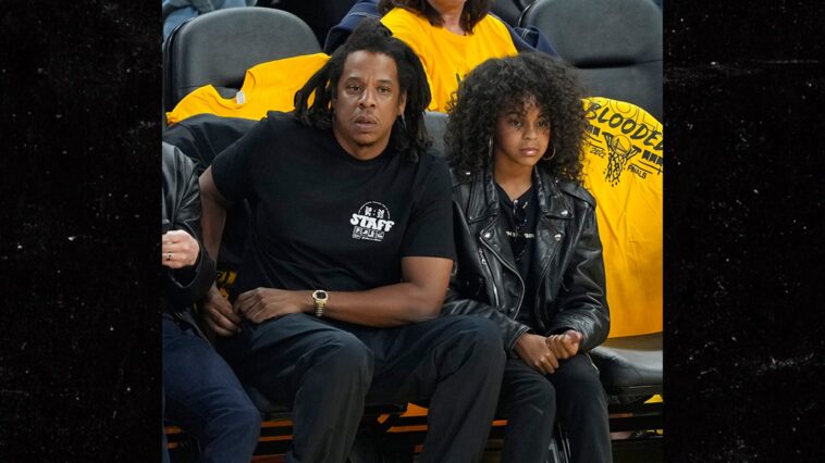 Blue Ivy se parece a Beyoncé junto a la cancha con Jay-Z en las finales de la NBA