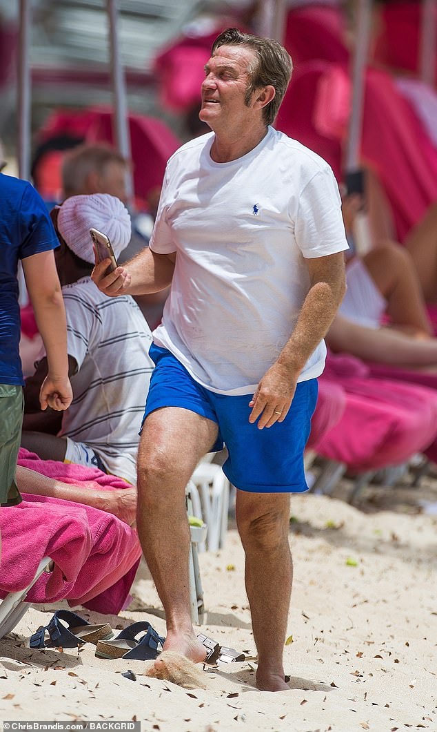 Modo de vacaciones: Bradley Walsh, de 61 años, continuó disfrutando de su escapada romántica con su esposa Donna Derby el jueves mientras la pareja absorbía el calor de Barbados en la playa.