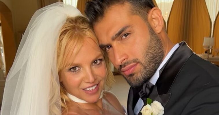 Britney Spears defiende las uñas de boda maximalistas