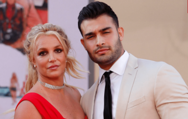 Britney Spears firma contrato de matrimonio con Sam Asghari
