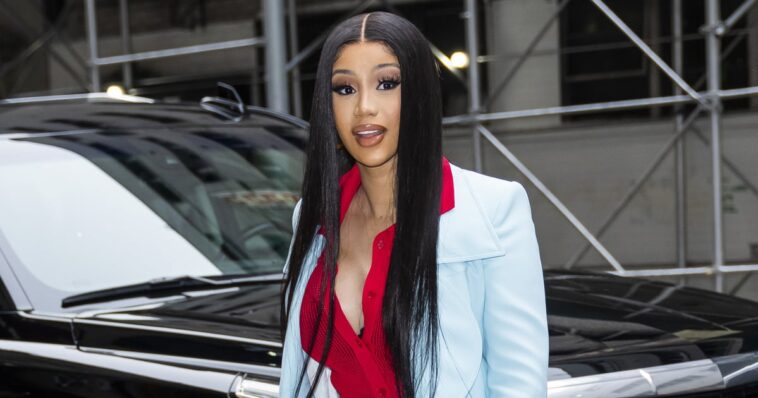 Cardi B trae de vuelta los cortes de tazón Y2K con un toque