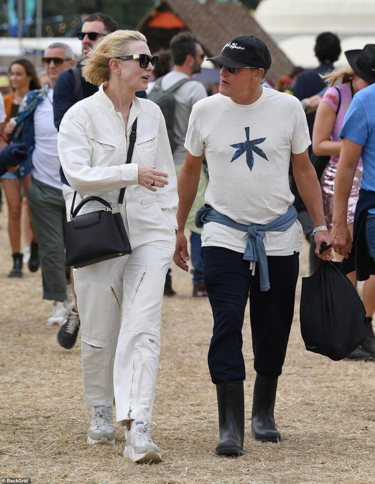 Festi-chic: Cate Blanchett, de 53 años, se puso un mono color crema mientras ella y Woody Harrelson, de 60, lideraban a las estrellas en el último día del Festival de Glastonbury el domingo.