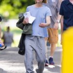 Ahí está: Claire Danes lució una figura informal mientras se mezclaba en el plató de la ciudad de Nueva York de la próxima serie limitada de FX Fleishman Is In Trouble el martes por la tarde.