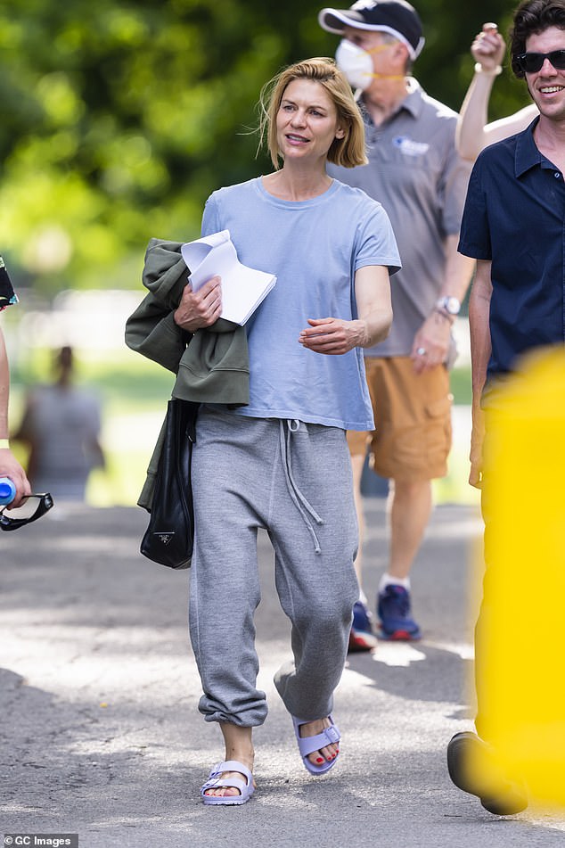 Ahí está: Claire Danes lució una figura informal mientras se mezclaba en el plató de la ciudad de Nueva York de la próxima serie limitada de FX Fleishman Is In Trouble el martes por la tarde.