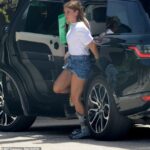 De vuelta: Coleen Rooney fue fotografiada con su bota de aire de plástico firmemente puesta después de que ella la abandonó durante su reciente viaje en yate en Ibiza con su esposo Wayne y sus amigos.