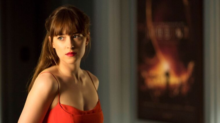 Dakota Johnson reflexiona sobre el "caos" de la filmación de la trilogía 'Cincuenta sombras de Grey'