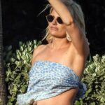 Novia a ser: Danielle Armstrong, de 34 años, dio un vistazo a su abdomen tonificado mientras disfrutaba de un tiempo bajo el sol durante su despedida de soltera en Mykonos el sábado.