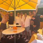 Empapado de sol: Joe Swash, de 40 años, está disfrutando de sus últimas semanas como soltero, ya que el presentador viajó a Ibiza para una despedida de soltero llena de diversión (LR) David Solomon, Wayne Lineker, Rob Beckett, Greg Pitt, El mejor amigo de Joe, Nick, Joe y Ricky Rayment