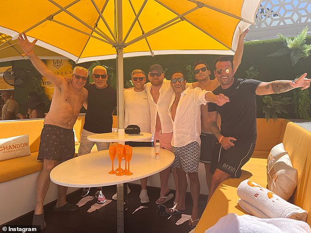 Empapado de sol: Joe Swash, de 40 años, está disfrutando de sus últimas semanas como soltero, ya que el presentador viajó a Ibiza para una despedida de soltero llena de diversión (LR) David Solomon, Wayne Lineker, Rob Beckett, Greg Pitt, El mejor amigo de Joe, Nick, Joe y Ricky Rayment