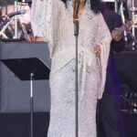 La cantante de soul Diana Ross les dijo a los miles reunidos en el Pyramid Stage que "siente el poder del amor" mientras lanzaba éxito tras éxito en el Festival de Glastonbury el domingo por la noche.