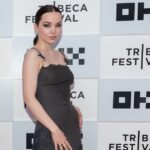 Dove Cameron aturdida con un vestido de encaje vintage en el Festival de Cine de Tribeca