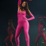 Centro del escenario: Dua Lipa, de 26 años, hizo alarde de su increíble figura con su exclusivo catsuit rosa ceñido mientras continuaba su gira Future Nostalgia en Lisboa, Portugal el lunes.