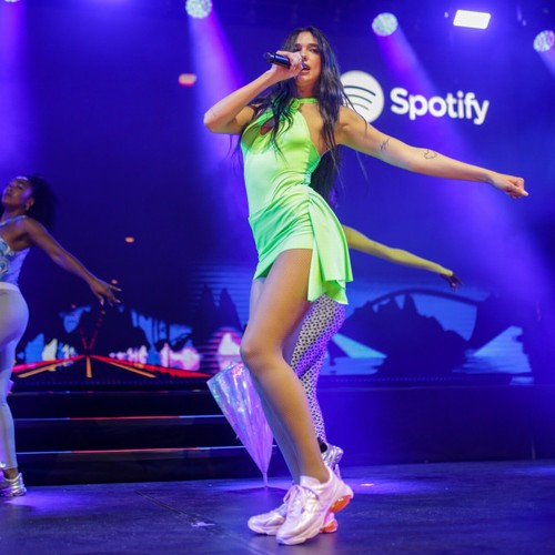 Dua Lipa se presenta en Spotify Beach en Cannes Lions Day 2