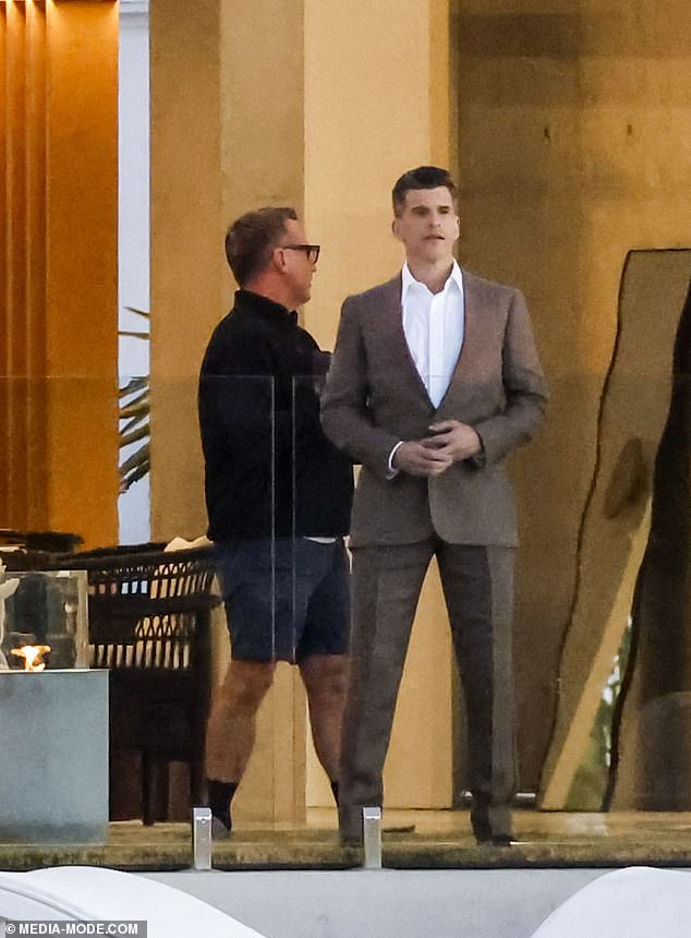 El presentador de The Bachelor, Osher Gunsberg, se veía elegante con un traje marrón mientras filmaba una ceremonia de rosas en la nueva mansión en Gold Coast.