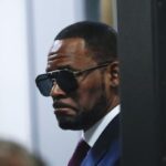 El cantante de R&B R Kelly fue sentenciado a 30 años de prisión por tráfico sexual y cargos federales de extorsión