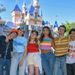 El elenco de “Love, Victor” visita Disneyland para promocionar el próximo lanzamiento de Disney+ |  Qué hay en Disney Plus