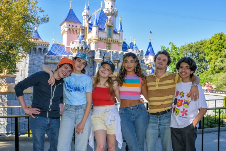 El elenco de “Love, Victor” visita Disneyland para promocionar el próximo lanzamiento de Disney+ |  Qué hay en Disney Plus