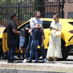 Lo último: el hijo de Ben Affleck, Samuel, de 10 años, estaba al volante de un Lamborghini en Los Ángeles el domingo cuando hizo contacto con un vehículo BMW que estaba estacionado detrás.  El actor, de 49 años, salió con su novia Jennifer Lopez, de 52, en la salida.