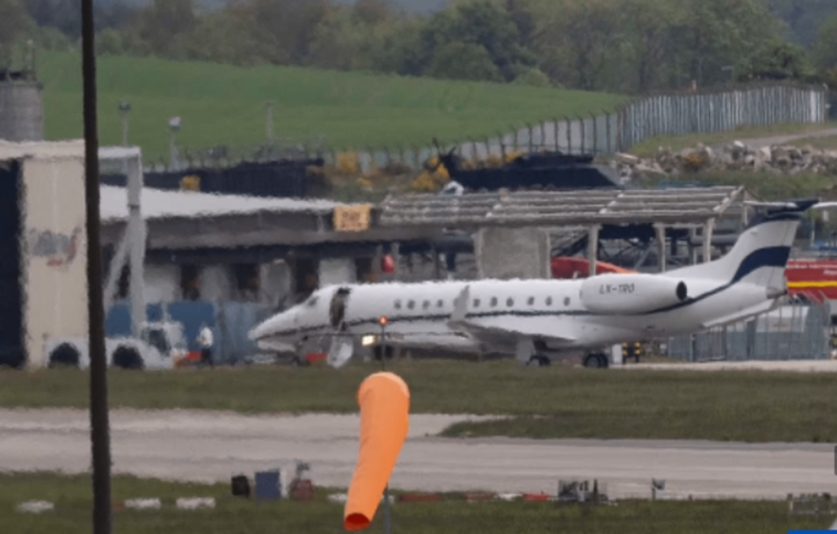 Queen Elizabeth II&apos;s private jet was incapable to land in London due to a thunderstorm