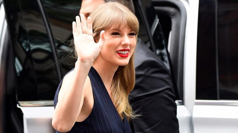 El look a rayas de Taylor Swift es la versión perfecta para el verano de la tendencia de los trajes de gran tamaño