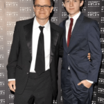 El padre de Tom Holland, Dominic Holland, encontró una manera de asediar a su hijo