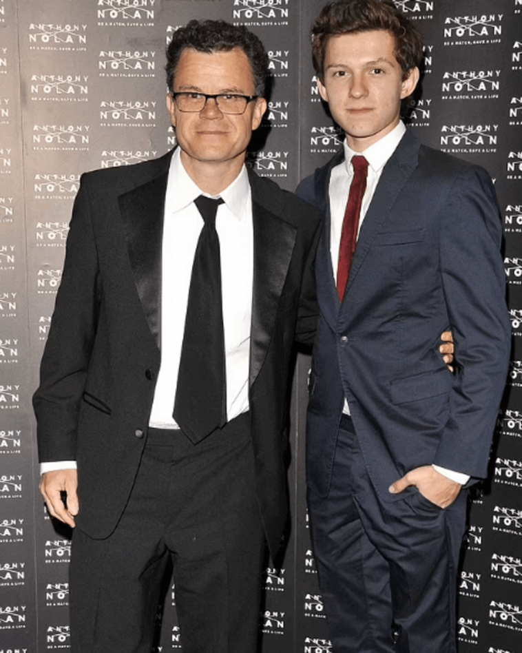 El padre de Tom Holland, Dominic Holland, encontró una manera de asediar a su hijo