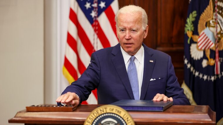 El presidente Joe Biden firma un proyecto de ley histórico sobre la violencia armada