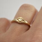 El significado detrás del anillo de Claddagh que estás viendo en todas partes