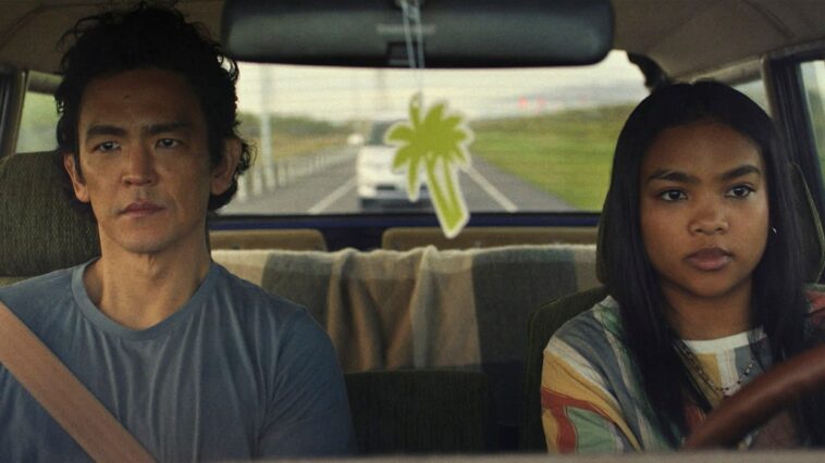El tráiler de 'Don't Make Me Go' lleva a las estrellas John Cho y Mia Isaac a un emotivo viaje familiar por carretera
