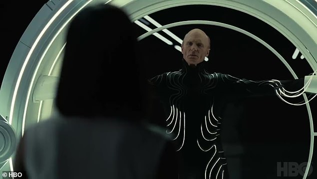 Resurrección: el tráiler parece presentar la resurrección de William (Ed Harris), quien pareció ser asesinado por su clon robótico al cortarle la garganta.