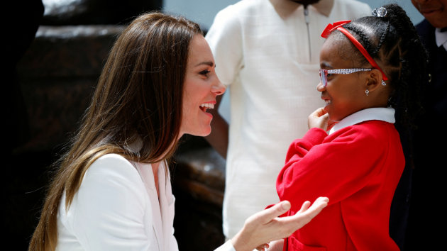 El traje blanco de Kate Middleton es el imprescindible del armario de este verano