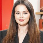 El vestido blazer de Selena Gomez viene con un toque de encaje transparente