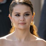 El vestido con hombros descubiertos de Selena Gomez es perfecto para la temporada de bodas de verano