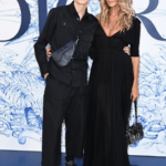 Elle MacPherson visitó el desfile de Dior con su hijo Aurelius Say Andrea Busson