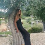 Impecable: Elle Macpherson (en la foto) es conocida por su pasión por el bienestar y la salud.  Y esta semana, la supermodelo de 58 años mostró su físico eterno con un vestido negro semitransparente en LJs Ratxo Eco Luxury Retreat