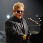 Elton John insiste en que está en "mejor estado de salud" después de las fotos en silla de ruedas