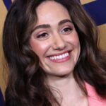 Emmy Rossum usó un minivestido blanco con un escote en V hasta allí