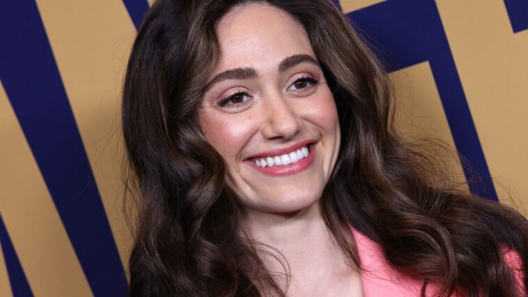 Emmy Rossum usó un minivestido blanco con un escote en V hasta allí