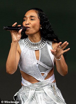 ¡Guau!  Los fanáticos de Glastonbury quedaron atónitos por la apariencia juvenil de Rozonda Chilli Thomas, de 51 años, [pictured] y Tionne T-Boz Watkins, 52