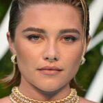 Florence Pugh usó un sujetador de encaje transparente y un conjunto de falda con guantes de ópera transparentes