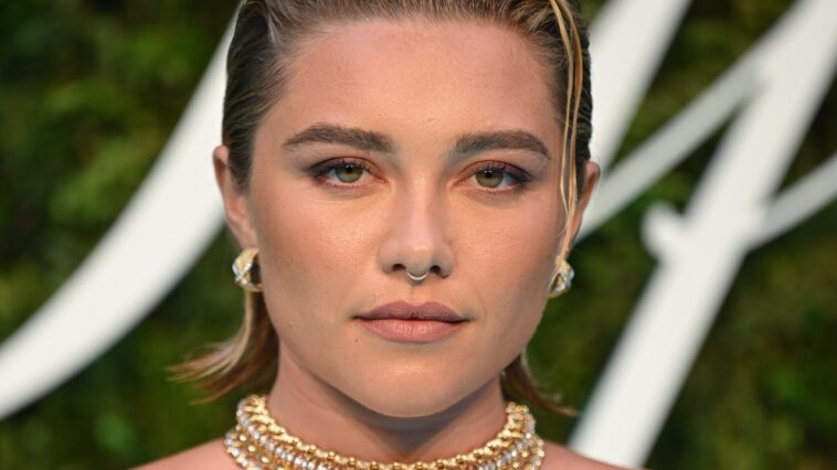 Florence Pugh usó un sujetador de encaje transparente y un conjunto de falda con guantes de ópera transparentes