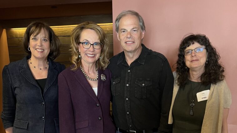 Gabby Giffords llega a Hollywood cuando el Senado llega a un acuerdo sobre seguridad de armas