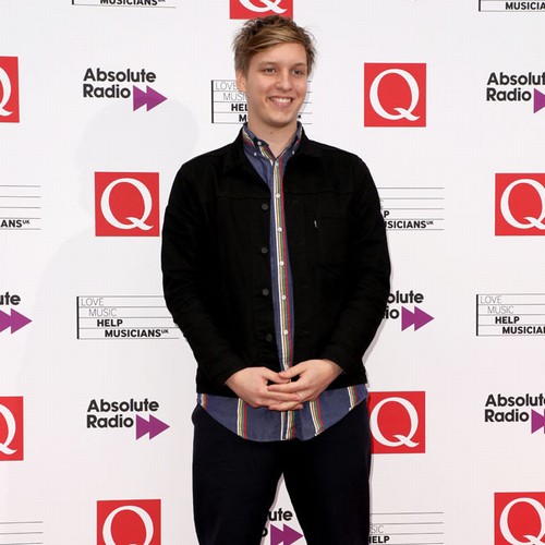 George Ezra colocado en descanso vocal antes del rumoreado set sorpresa en Glasto