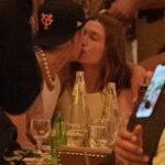 Todavía enamorados: Hailey Bieber y su esposo Justin Bieber compartieron un beso humeante durante una cena en Cipriani en Nueva York, luego de su espectáculo del viernes por la noche en el centro Barclays.