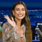 Hailey Bieber lució deslumbrante con un vestido de lentejuelas con un escote pronunciado en forma de ojo de cerradura