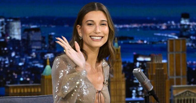 Hailey Bieber lució deslumbrante con un vestido de lentejuelas con un escote pronunciado en forma de ojo de cerradura